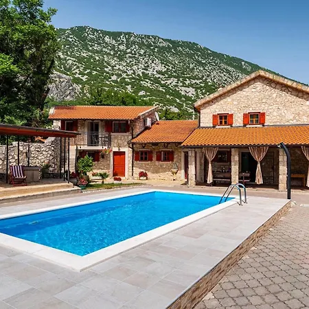 Castra Ferienhaus Drivenik