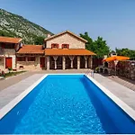 Castra Сasa de vacaciones Drivenik
