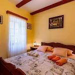 Castra Nyaraló *